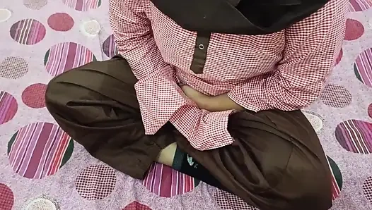 Ateşli Hintli üniversiteli kız öğretmenle anal sikişiyor