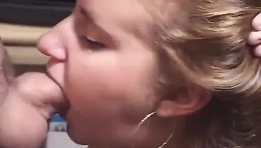 Она особенная крошка из Франции, которую трахнули в рот