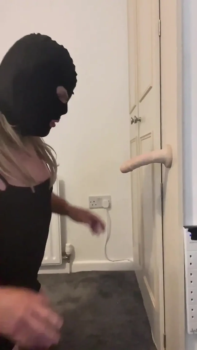 Kadın kılıklı sürtük sert gırtlağına kadar sikiliyor. Tokatlanıyor yumruklanıyor takılmış tükürüyor bdsm