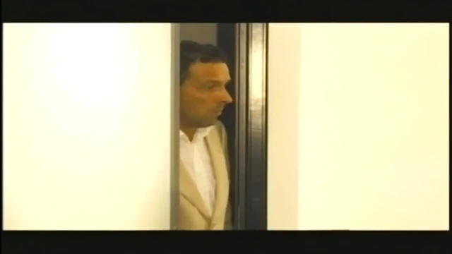 Şanslı inekler ofisin ortasında file çoraplı t-kızı sikmeyi seviyor