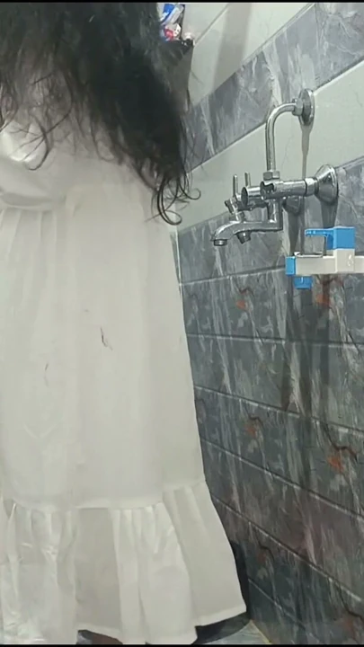 Arkadaşının evinde ilk kez banyo yaparken banyoya kamera yerleştirmiş | Bölüm 1