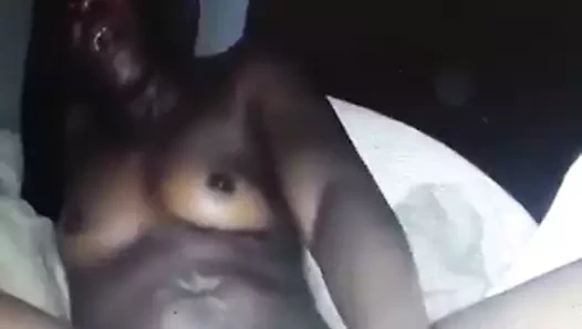 Shilluk kadın onu twat masaj