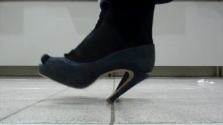 Evet, evet ..o geri gelmeden önce kırık topuklarını onarması gerekiyor