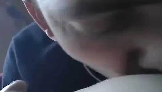 Kız arkadaşımın memelerini emiyor ve emziren sağıyor