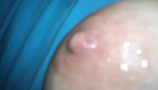 Küçük mavi elbisemdeki kedi ve göğüsler