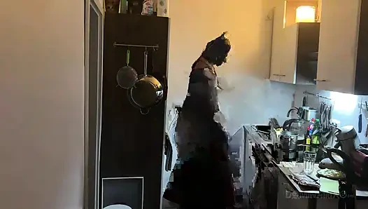 Mutfak fetişi fışkırtma çılgınlığı - olgun sürtükler her yere sırılsıklam