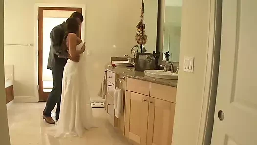 Yaramaz dövmeli kız arkadaş Madelyn Marie amını gerdirmek için bacaklarını açıyor ve sakso çekiyor