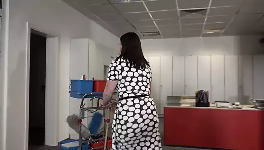 Pis hizmetçi horoz arayışı içinde (tam film)