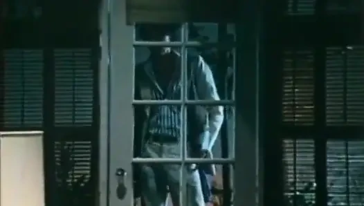 Sarışın bal büyük yarağı alıyor ve boşalıyor