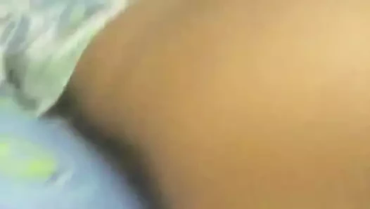 Muy kızının götünü gösteriyor