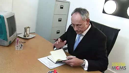 Esmer piliç ofiste patronuyla sikişiyor