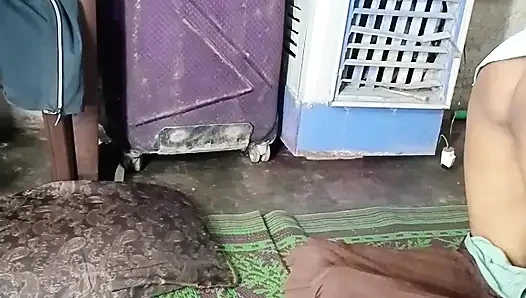 Büyük genç kız domaltarak yarak emiyor