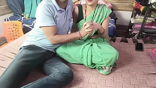 Üvey erkek kardeş evde yokken, baldız ve kayınbiraderi yatak odalarından birinde çok seks yaptı.