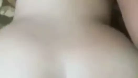 Yaraklarını emiyor