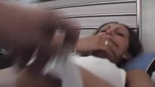 Esmer bir Alman güzellik sabah onu inanılmaz kedi memnun alır