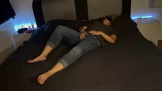 Mastürbasyon, yatak gözleri, bandajlı, orgazm, inleme, titreme, seğirme, klitoris ovma, azgın ıslak ön sevişme, clyde'ın aklını yalama