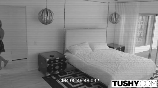 Tushy - çocuk bakıcısı kelsi monroe iş yerinde anal alır