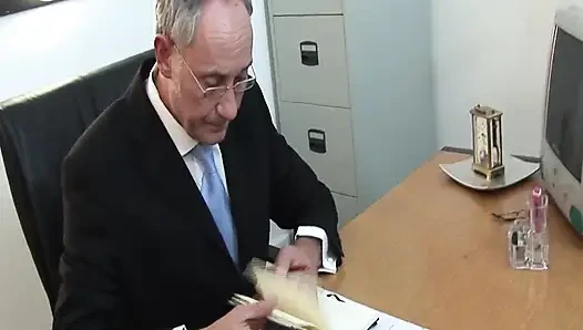 Arkadaşlar arasında sahne-3 ateşli esmer sekreter patronunun olgun yarağını sikiyor