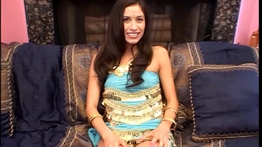 Güzel hintli kız mela ekstra para kazanmak için ilk dökümünü yapıyor