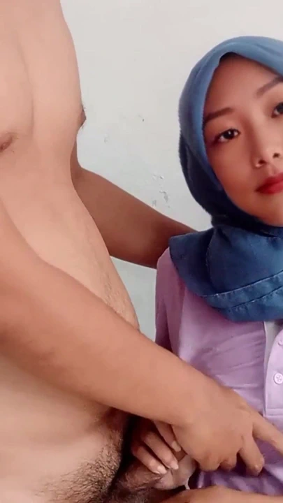 Tesettürlü kız mastürbasyon yapıyor