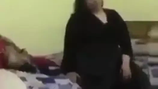 Arap iri güzel kadın sevgilisi trompe üvey oğlu mari trop chaud ile sikişiyor