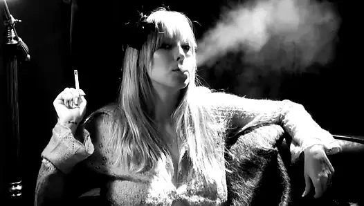 Sarışın kadın baştan çıkararak sigara içiyor