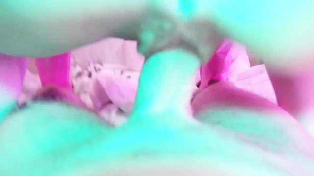 Sarışın orta yaşlı seksi kadın eva lateks fetişi pembe elbiseli minet amcığını sikiyor büyük yarak sapık gonzo