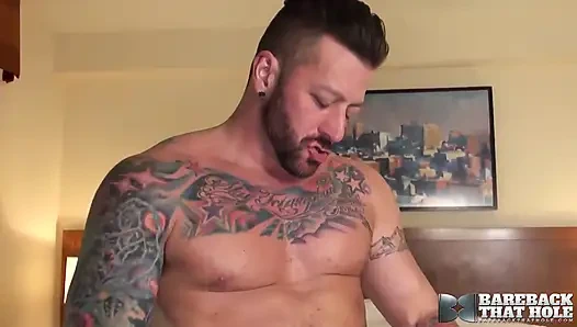 Prezervatifsiz o delikten dövmeli iri güzel hugh hunger götten sikişten sonra Saul Leinad tarafından korunmasız yetiştiriliyor