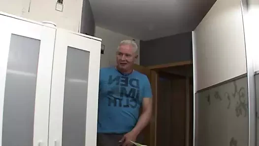 Nine temizlik yaparken azıyor ve tombul göğüslerine büyük bir döl alıyor!