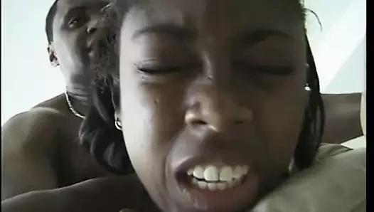 Fantastik göğüslü siyah kız onu kedi yaladı ve horoz ile doldurulmuş olur