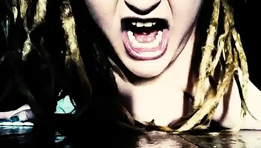 Domuz yatağımın altına saklandı şimdi oyunumu oynama zamanı geldi (ses yok)