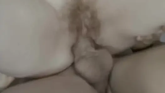 Erkek Arkadaşı Onu Uyandırıyor, Sonra Kıllı Vajinasını Seviyor Ve Poposunu Vurur.