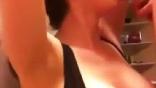 Kelepçeli esmer yarak emiyor ve boşalıyor