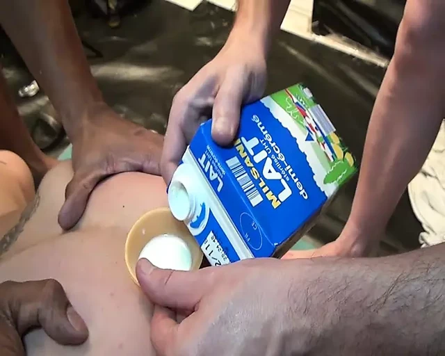 İtaatkar bir şekilde sikilen büyük sürtüklerin grup seksi