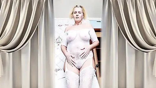 Ateşli ev hanımı Lukerya mutfakta açık şeffaf beyaz tulumla flört ediyor.