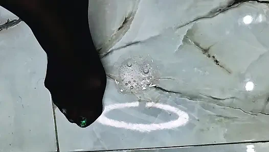 Bardağın içine tükürme fetişi. Damla damla içersin!