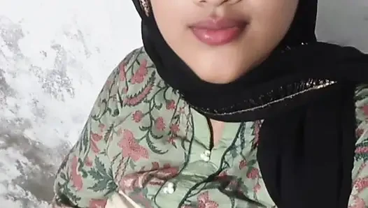 Güzel tesettürlü kız ateşli büyük göğüslerini gösteriyor