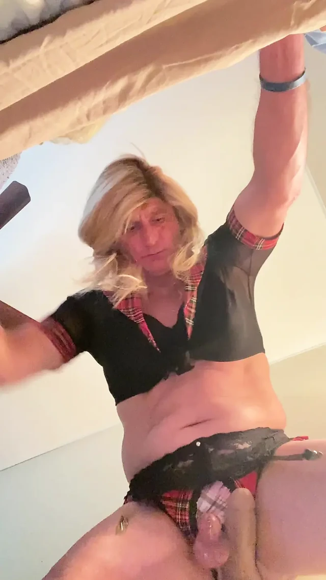 Azgın sarışın travesti trans cam dildosunu sikiyor