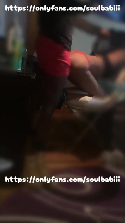 Sıkı amcığımın içine sıkıştırıyor