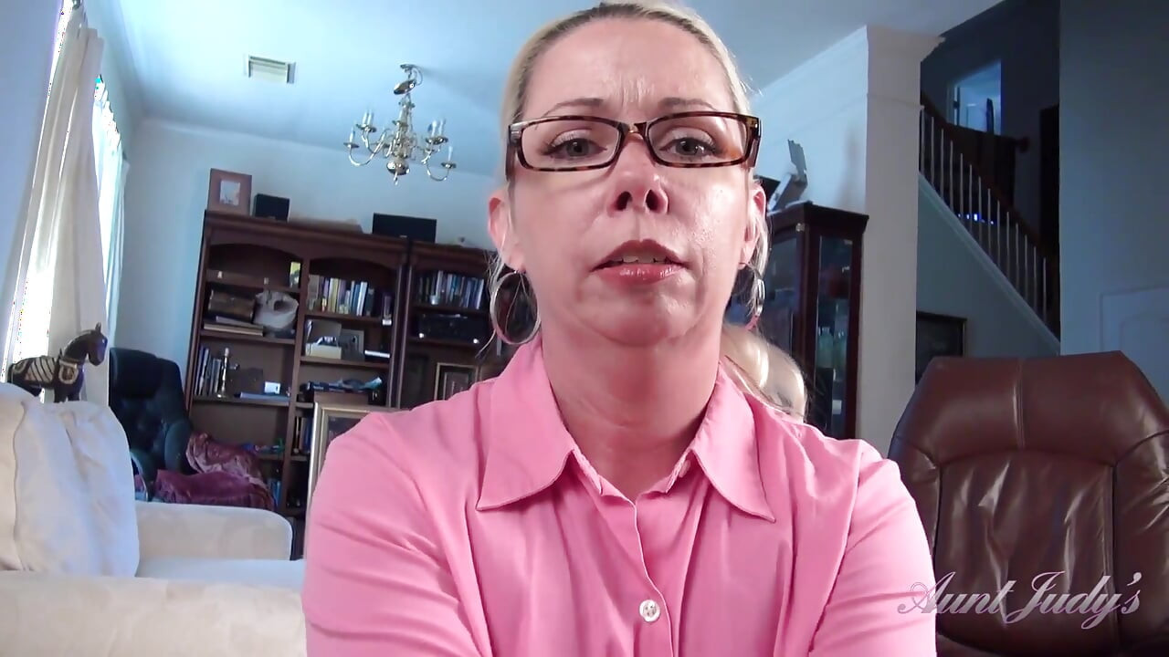 Auntjudys - kıllı orta yaşlı seksi üvey teyzen Liz ağzına boşalmana izin veriyor (pov)