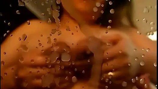 Asyalı kız senin için aynada göğüslerini sağıyor