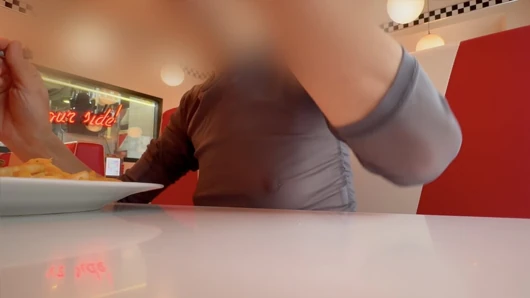 Tamamen dolgun üst giyen bir restoranda öğle yemeği yiyorum pirsingli meme uçlarımı ve seksi göğüslerimi teşhir ediyor