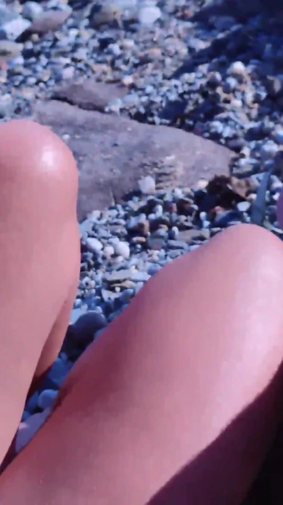 "En iyi arkadaş halka açık plajda bir adama mastürbasyon yapıyor büyük boşalma" dan ikonik an