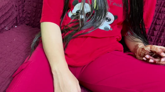 Seksi Hintli üvey kız kardeşim benimle sikiştiği için çok mutlu oluyor