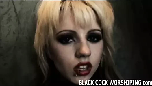 Sıkı beyaz kedimde büyük bir siyah horoza ihtiyacım var