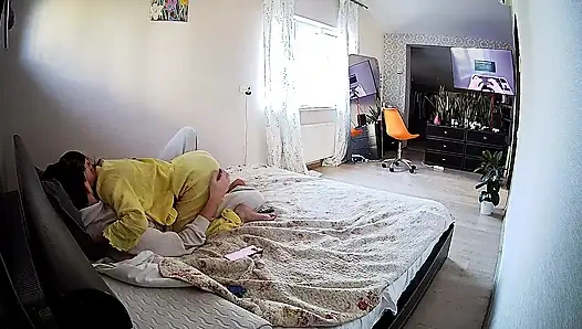 Danildo yarağı zevk alırken Kamila'nın göğüsleriyle oynuyor