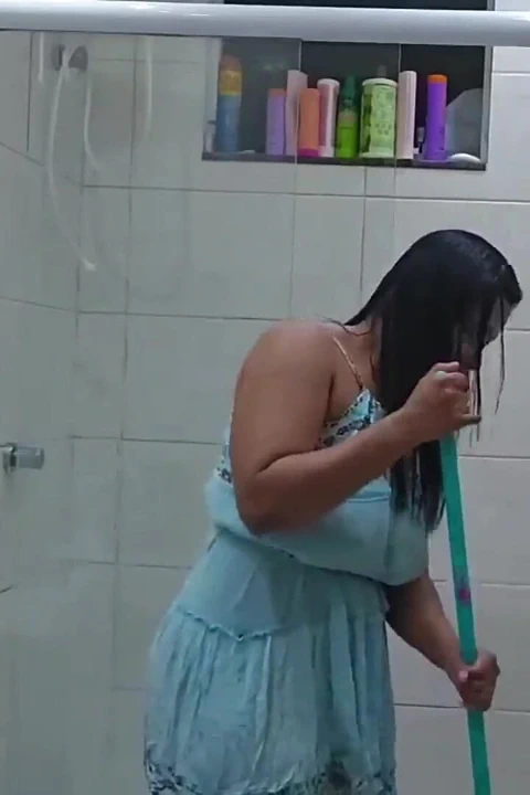 Babam izlerken bana banyoyu temizletiyor