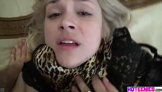 Brookeskye ile pembe külot ve parmak kedi çekim