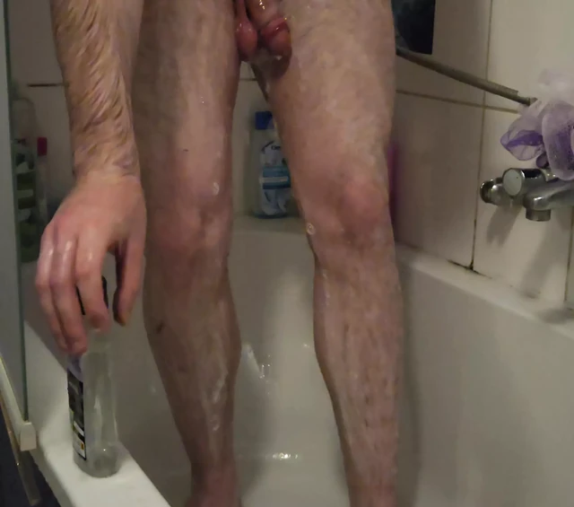 Молодой мужчина в душе