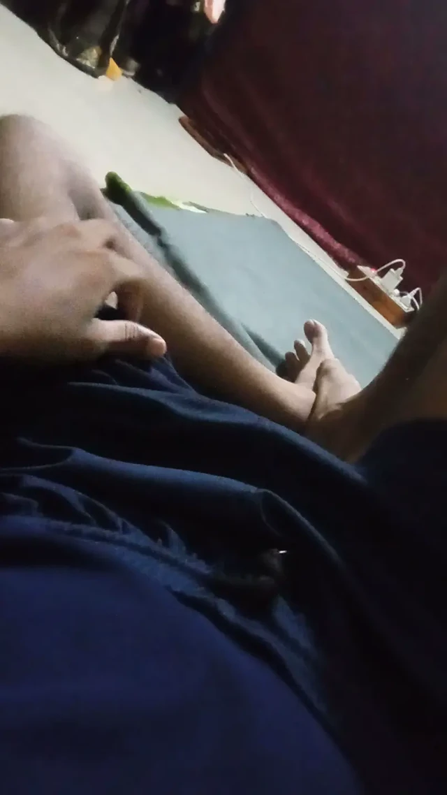 Kızı görünce yumruğumu sıktım.